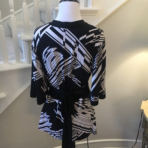 BCBGMaxAzria Black White Kimono Wrap Top Size Medium - Picture 8 of 9